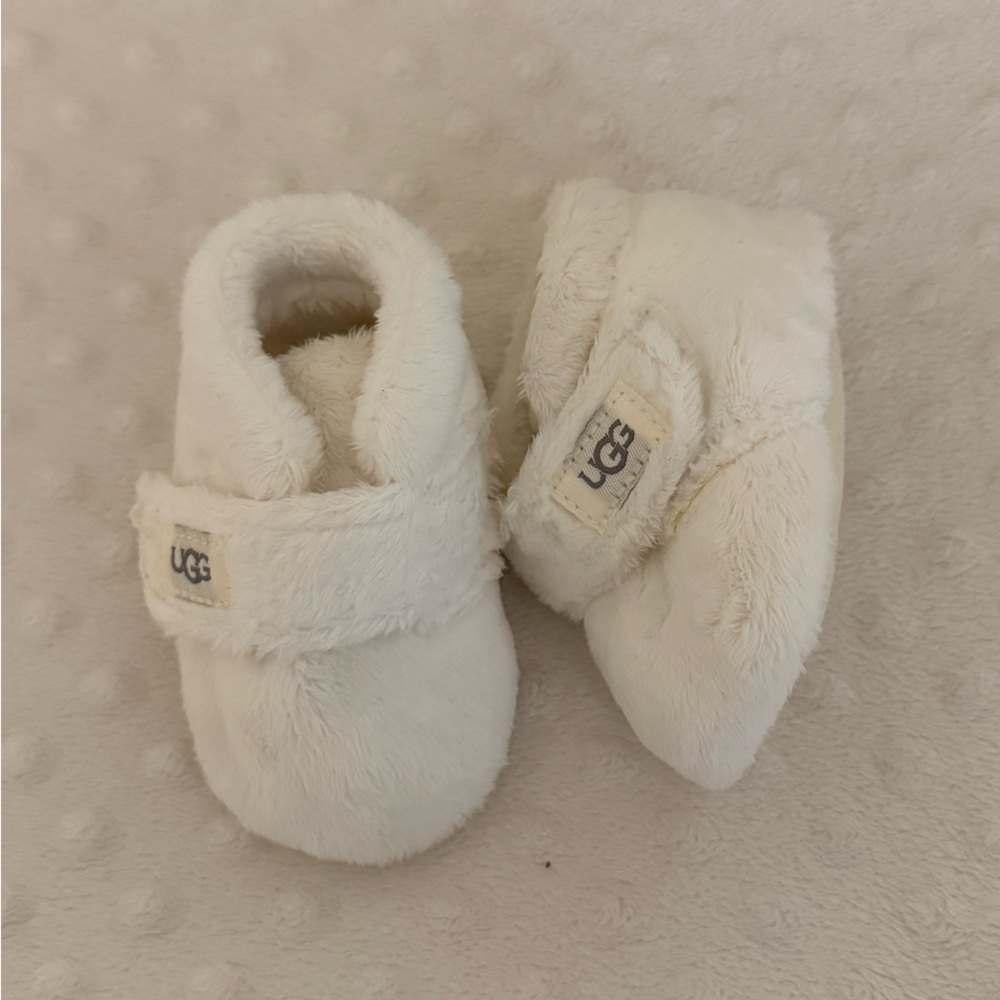 Ugg Bixbee Infant Boot in Vanilla. Like New.